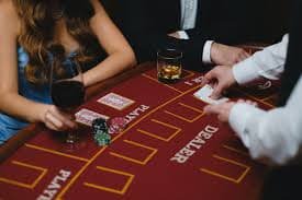 Roulette klasik dengan roda dan panel taruhan di platform rawontoto